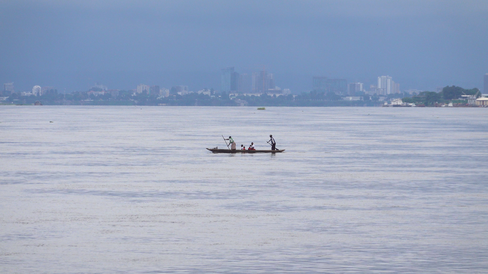 pirogue in front of brazzaville