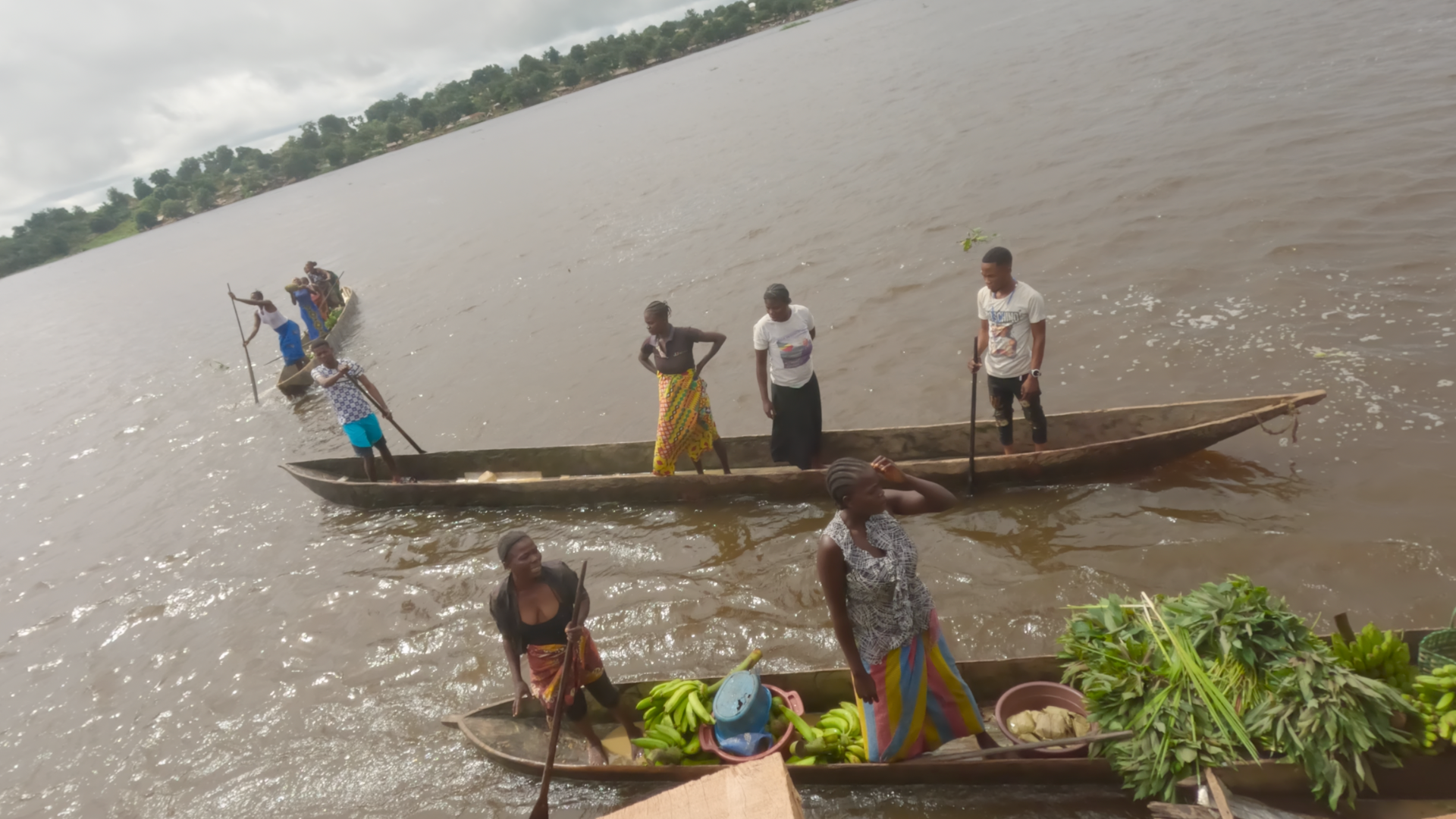 villagers coming to our boat to sell vegetables and manioc
